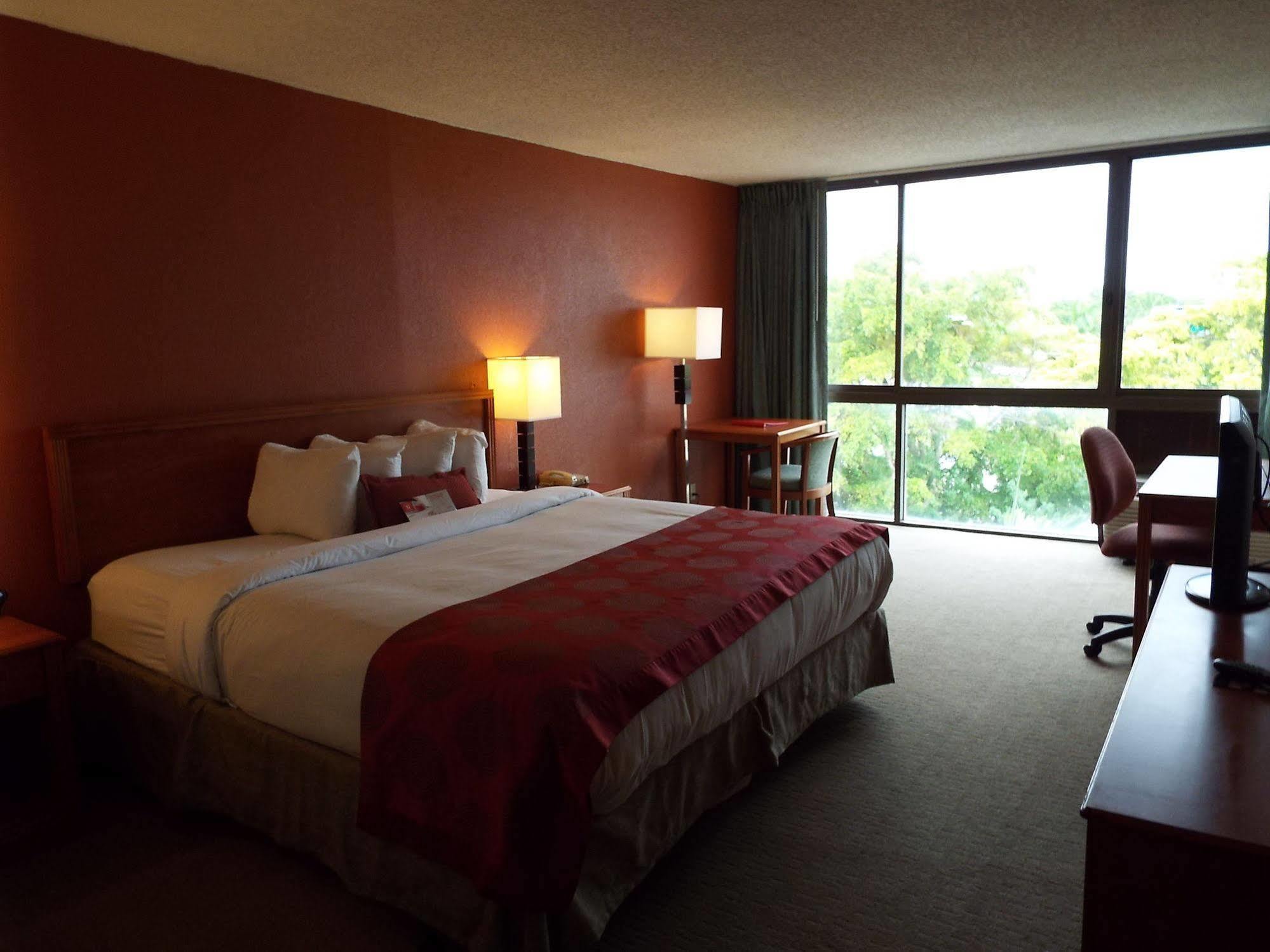 Ramada By Wyndham West Palm Beach Airport Exterior foto
